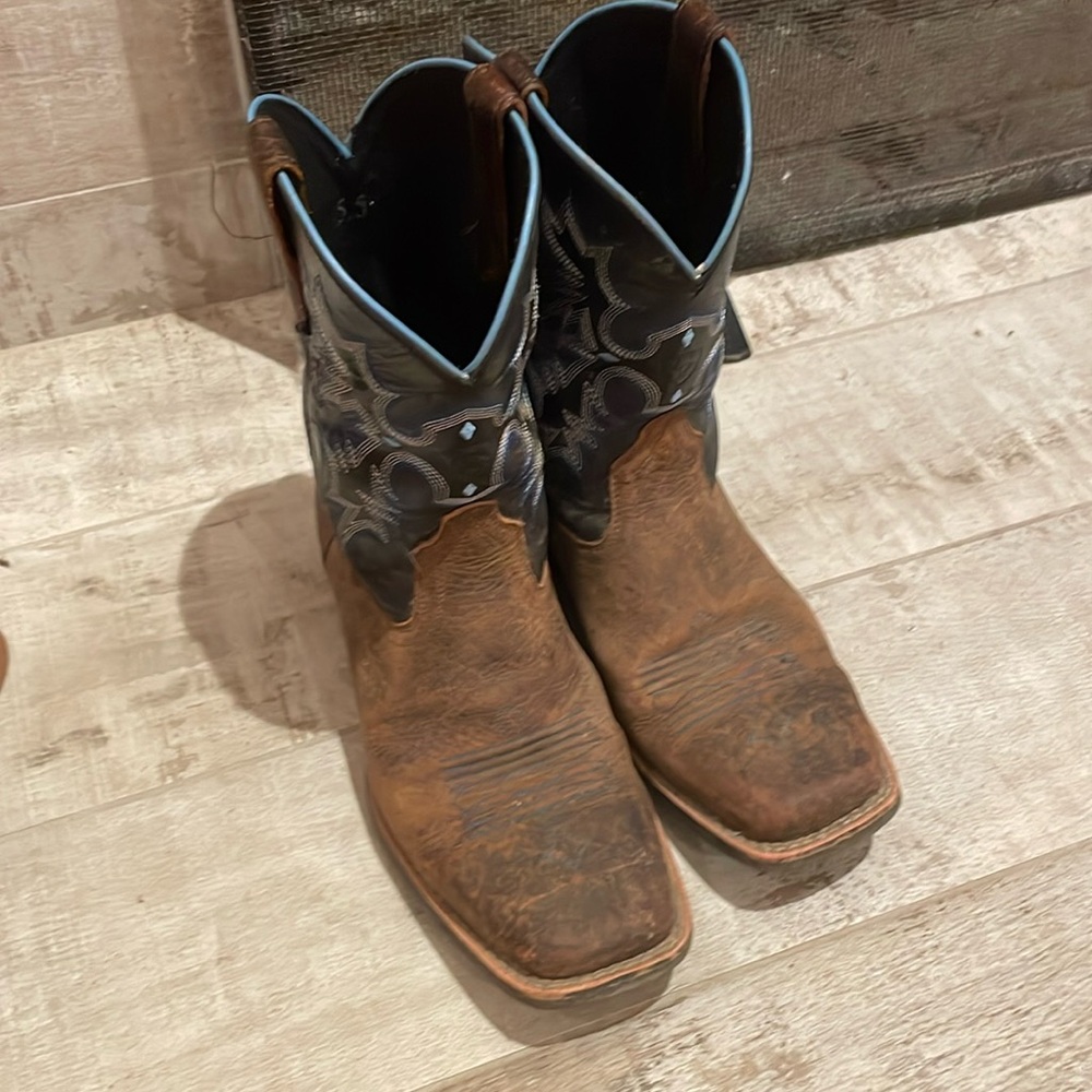 Ariat 5.5 boys square toe, rubber soled cowboy boots